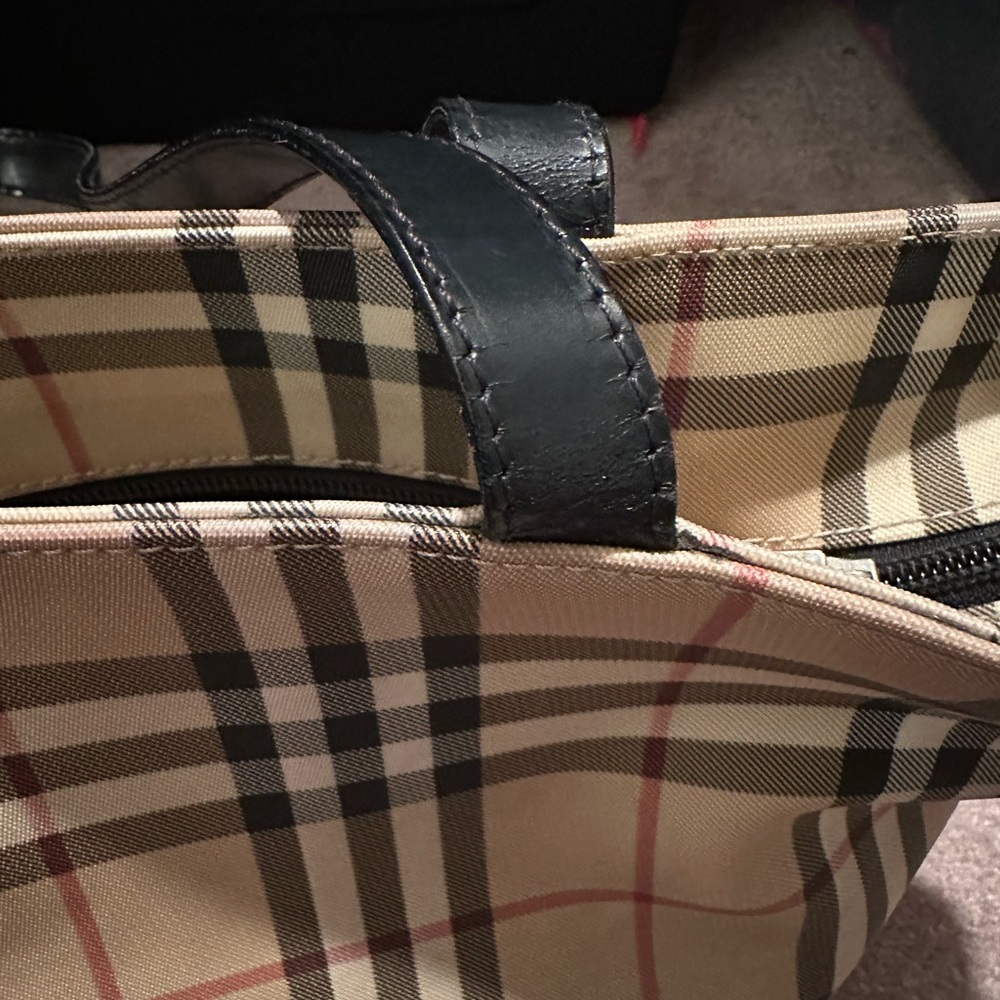 Vintage Burberry shoulder bag with zip closure - Picture 14 of 16